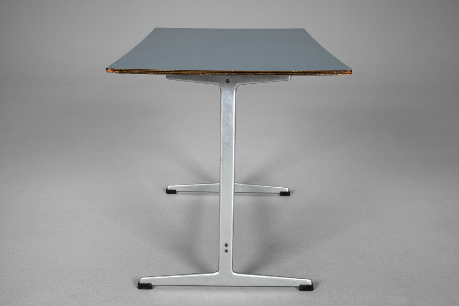 Arne Jacobsen – SAS Royal Hotel Table - Jackson Design