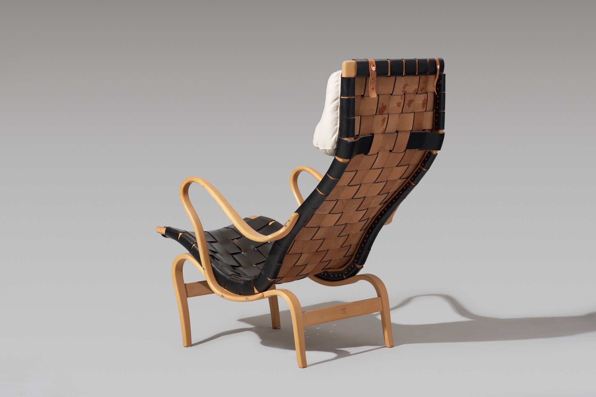 310: BRUNO MATHSSON, Pernilla 2 lounge chair < Scandinavian