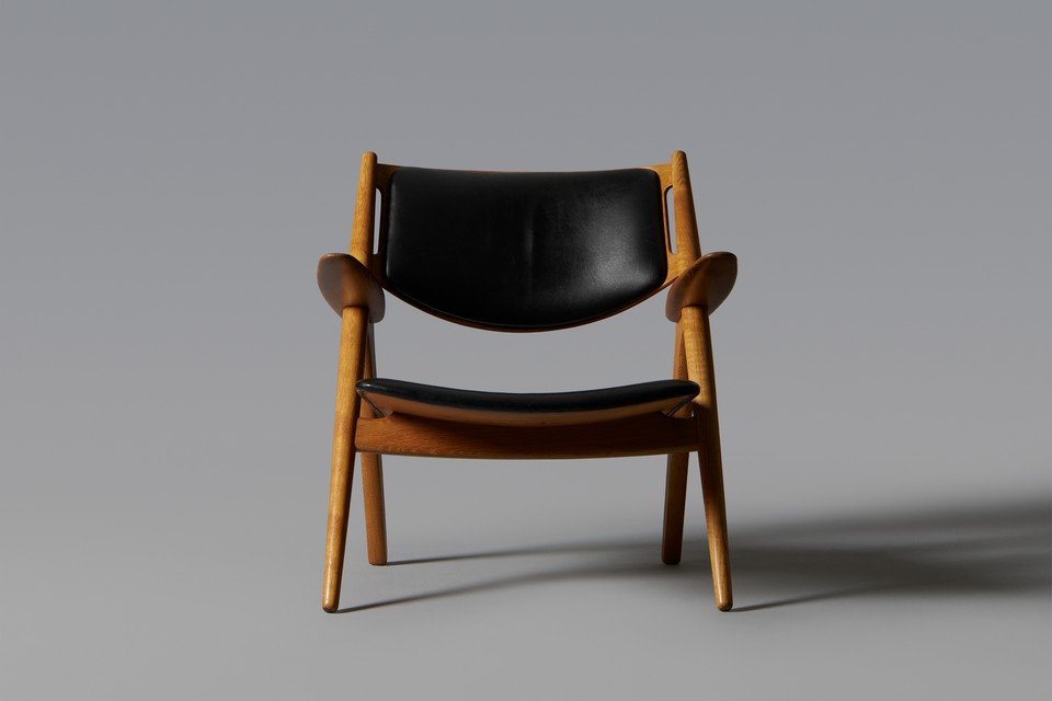 Hans J. Wegner – Pair of 'Sawbuck' Armchairs, Model no. CH28