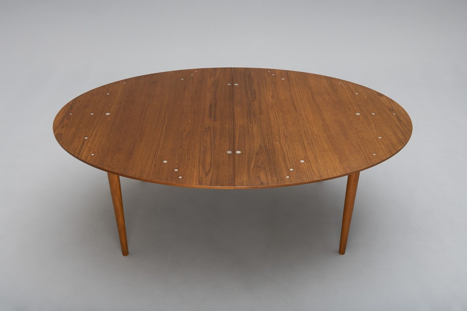 'Judas' Extending Dining Table
