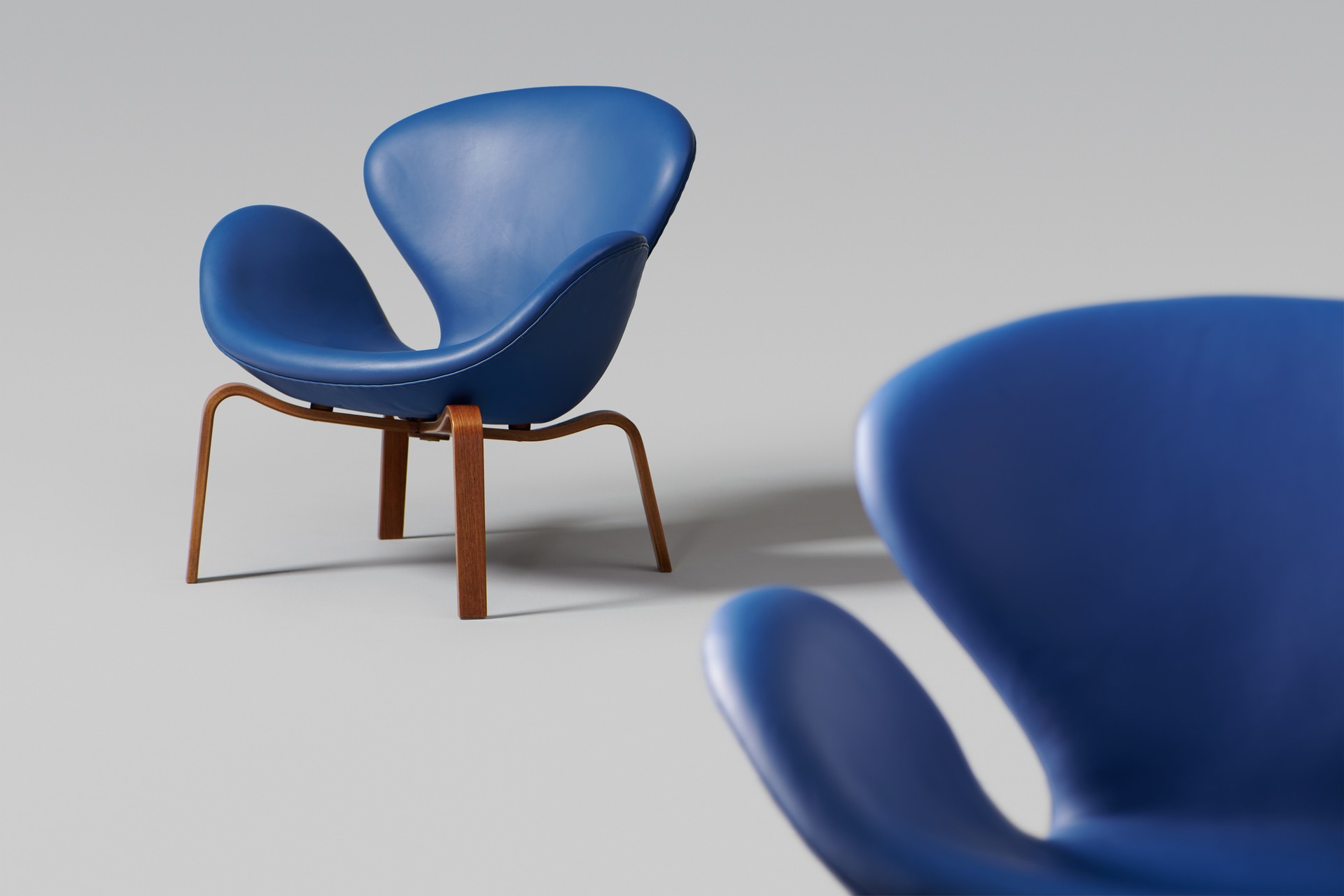 Arne Jacobsen – Pair of `Swan chairs´Chairs - Jackson Design