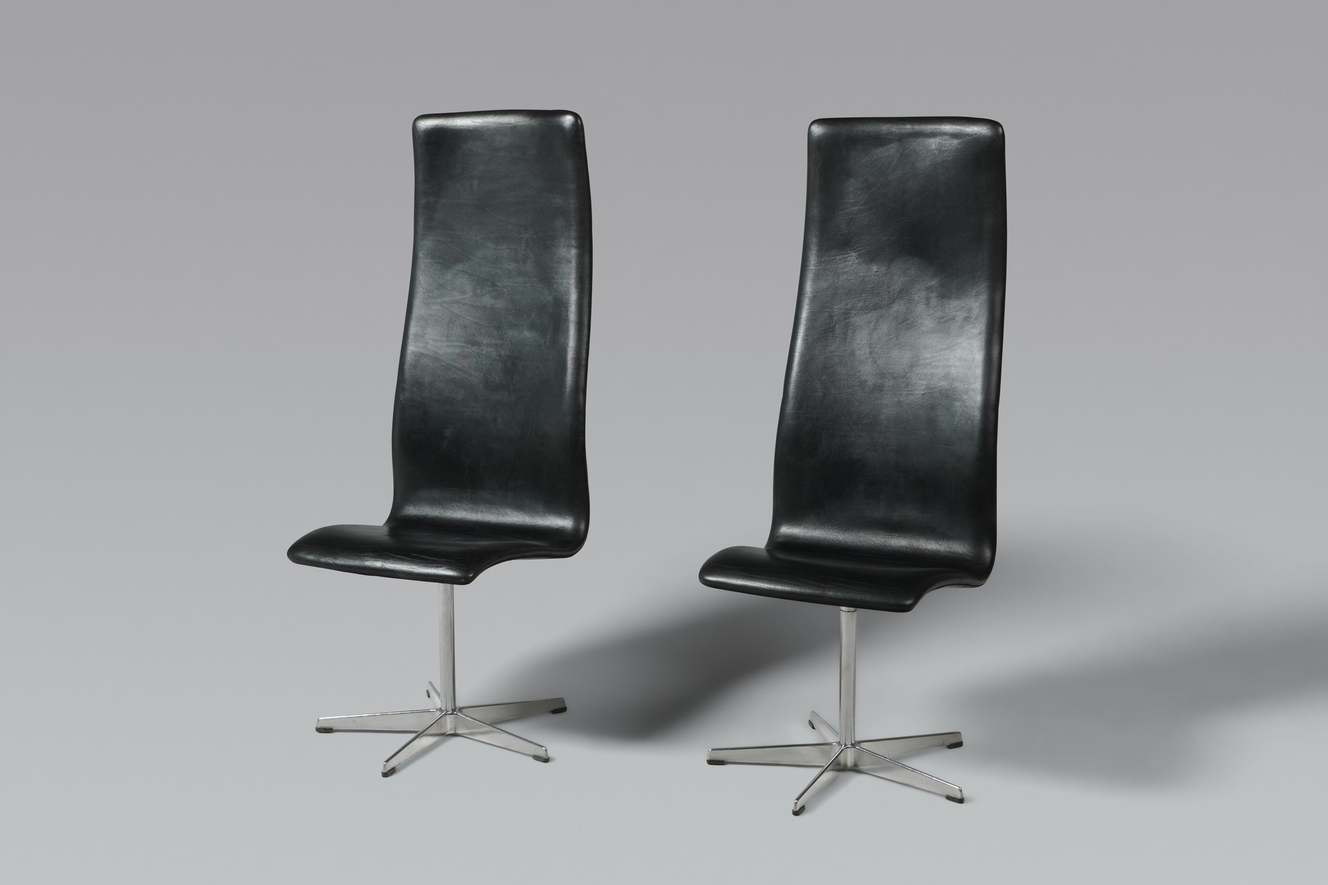 Arne Jacobsen – Pair of 'Oxford' Chairs - Jackson Design